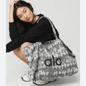 Alo yoga tote NWT.